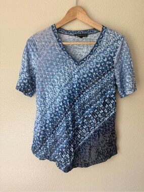 Carine Patterned Blue V-Neck Short Sleeve Top